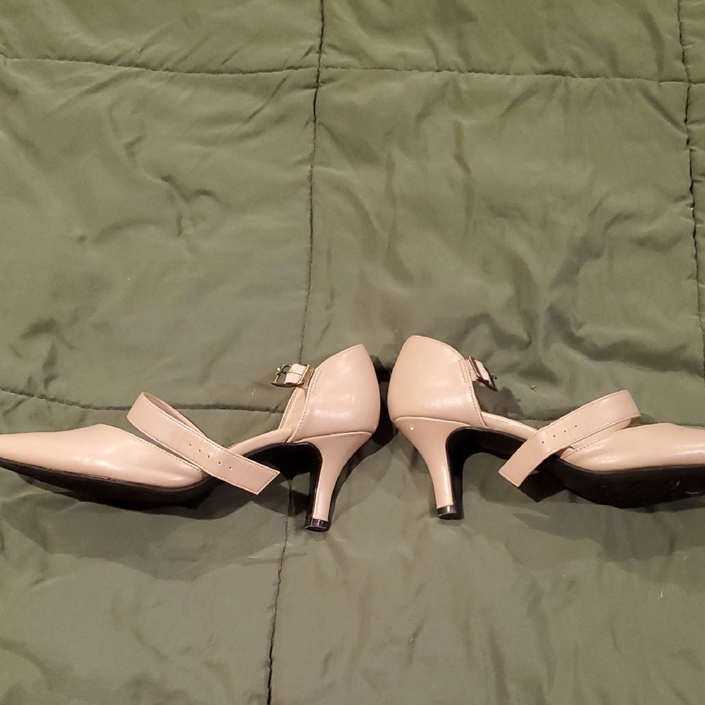 Life Stride Beige Women's Heels